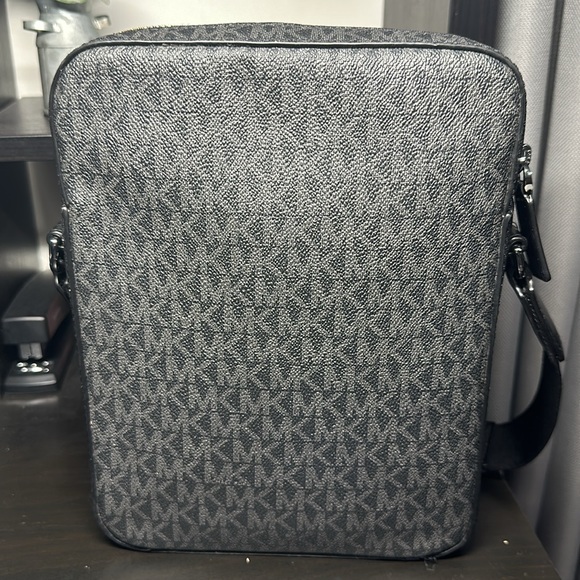 Micheal Kors Men’s Crossbody Medium Leather Monogram Cooper Flight Bag (Black) - Picture 4 of 8